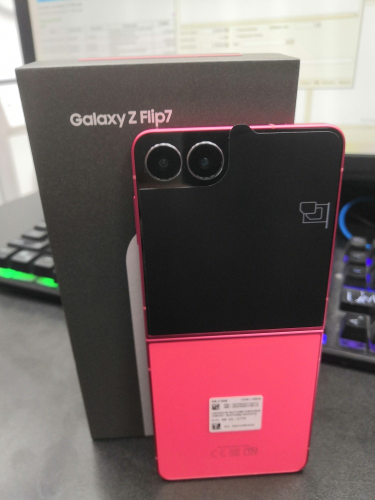 Смартфон Samsung серии Z Flip 7 12 256